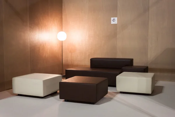 Уголок с диваном в HOMI, главная международная выставка в Милане, Италия — стоковое фото