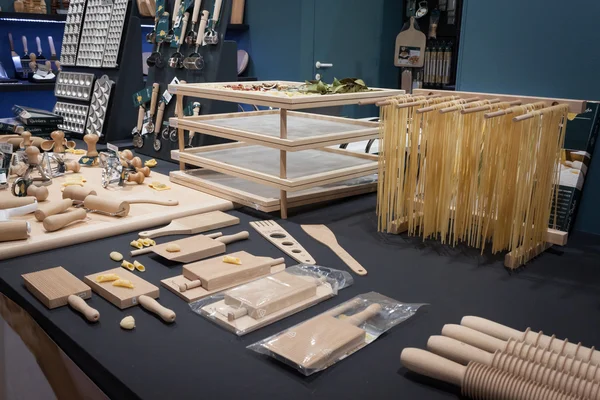 Инструменты для свежей пасты на международной выставке HOMI в Милане, Италия — стоковое фото