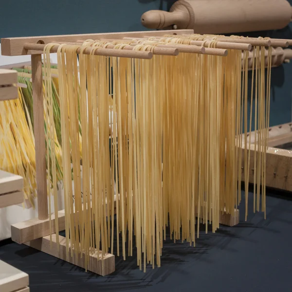 Hulpmiddelen voor verse pasta op homi, huis internationale show in Milaan, Italië — Stockfoto
