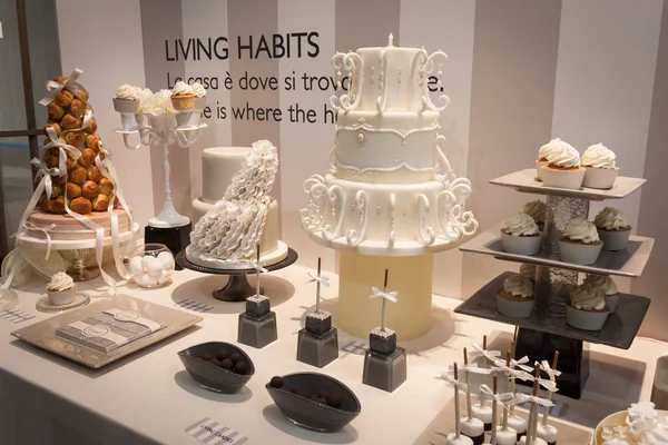 Elegant cakes on display at HOMI, home international show in Milan, Italy — Stock Photo, Image