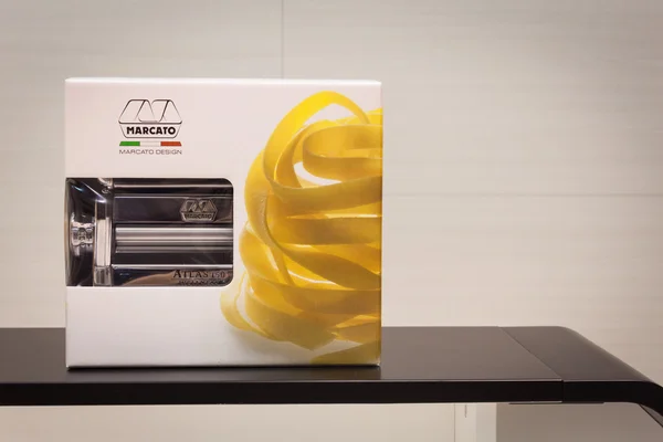 Máquina de pasta en su paquete en exhibición en HOMI, home international show en Milán, Italia — Foto de Stock