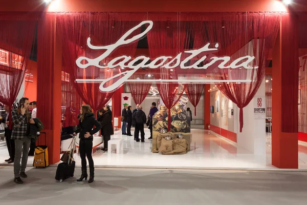 Personas que visitan Lagostina stand en HOMI, home international show en Milán, Italia — Foto de Stock