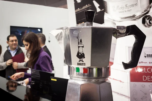 Bialetti mokka koffiepot op homi, huis internationale show in Milaan, Italië — Stockfoto