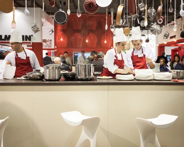 Junge köche arbeiten an ihren rezepten bei homi, home international show in milan, italien — Stockfoto