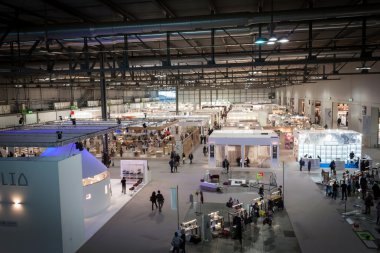 Üstten Görünüm kabinleri ve homi insanlara ev Uluslararası Fuarı Milano, İtalya