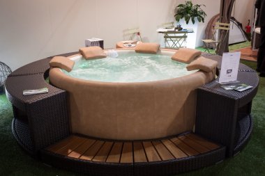 Jakuzi homi ekrana, uluslararası gösteride ev: milan, İtalya