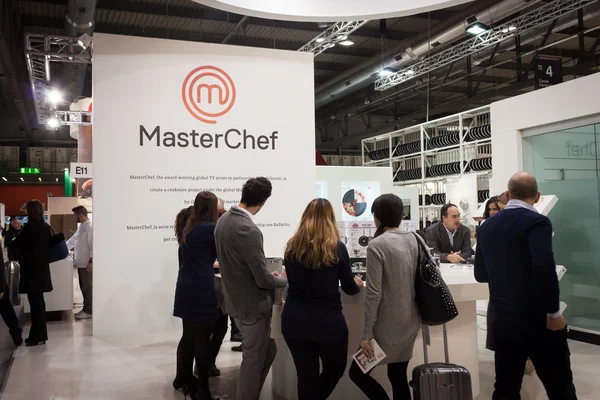 Pessoas que visitam o estande MasterChef no HOMI, show internacional em Milão, Itália — Fotografia de Stock