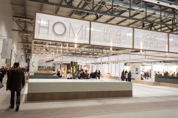 Menschen besuchen homi, home international show in milan, italien — Stockfoto