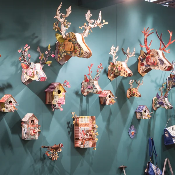 Decoratieve objecten op display op homi, huis internationale show in Milaan, Italië — Stockfoto