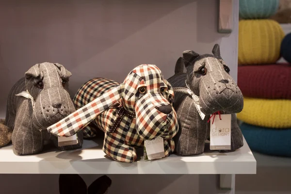 在白楼展出，在米兰，意大利在首页国际显示的毛绒玩具的狗 — 图库照片