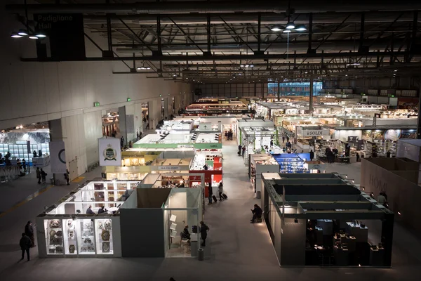 Blick von oben auf Stände und Menschen bei homi, home international show in milan, italien — Stockfoto