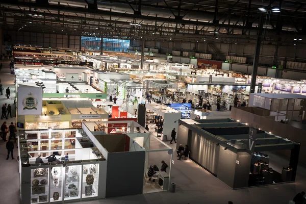 Ovansida av bås och människor på homi, hem internationell show i Milano, Italien — Stockfoto