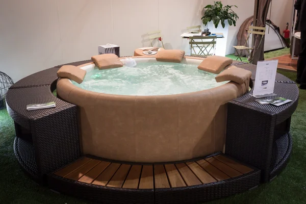 Jakuzi homi ekrana, uluslararası gösteride ev: milan, İtalya