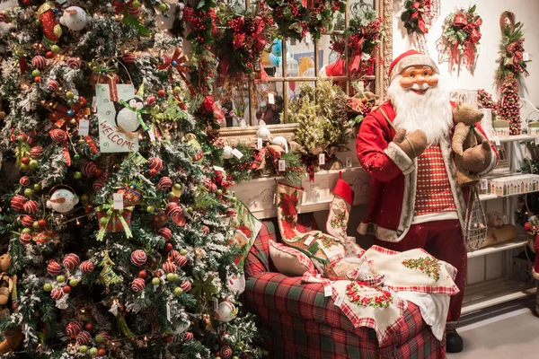 Santa en kerst-bomen op display op homi, huis internationale show in Milaan, Italië — Stockfoto