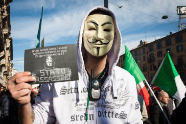 Milano, İtalya Hükümeti karşı protesto anonim maskesi gösterici