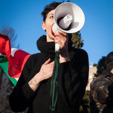 Milano, İtalya Hükümeti karşı protesto loudhailer ile gösterici