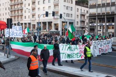 Milano, İtalya Hükümeti karşı protesto göstericiler