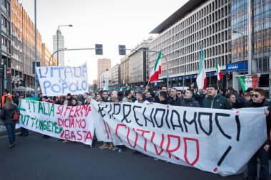 Milano, İtalya Hükümeti karşı protesto göstericiler