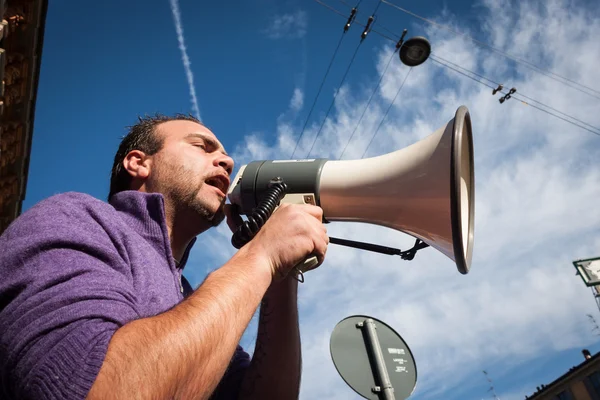 Demonstrant mit Lautsprecher protestiert gegen die Regierung in Mailand, Italien — Stockfoto
