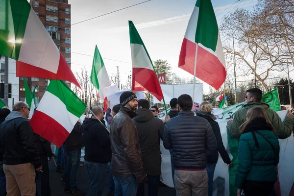 Demonstranter protesterer mod regeringen i Milano, Italien - Stock-foto