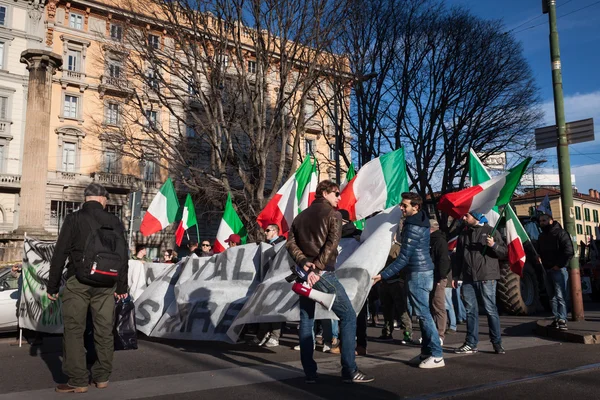 ミラノ、イタリアの政府に対して抗議するデモ隊 — ストック写真