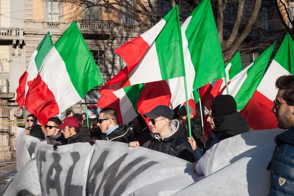 Διαδηλωτές διαμαρτύρονται κατά της κυβέρνησης στο Μιλάνο, Ιταλία — Φωτογραφία Αρχείου