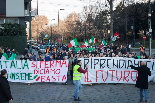 Demonstrators protesting against the government in Milan, Italy — Stock Photo, Image