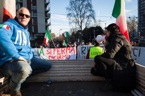 ผู้ประท้วงประท้วงต่อต้านรัฐบาลในมิลาน อิตาลี — ภาพถ่ายสต็อก