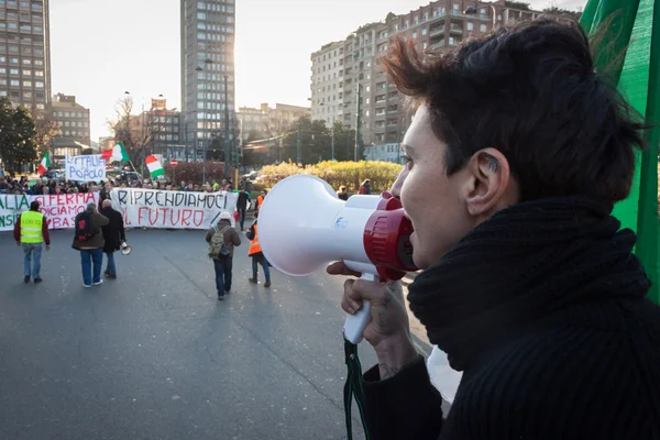 Demonstrator with loudhailer protesting against the government in Milan, Italy — Stock Photo, Image