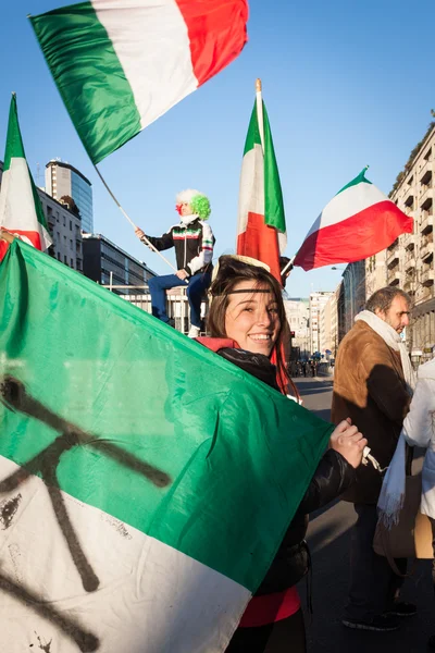 Demonstranten protesteren tegen de regering in Milaan, Italië — Stockfoto