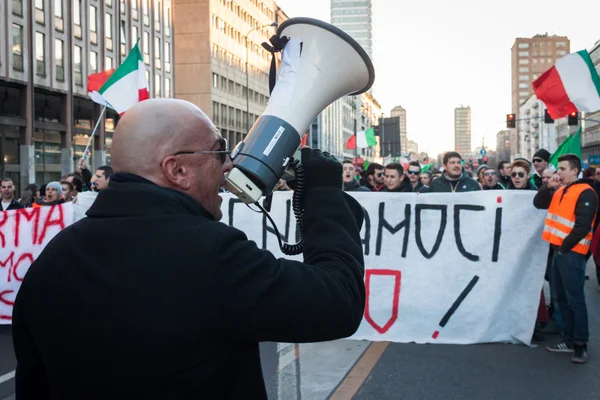 Демонстрант с громкоговорителем протестует против правительства в Милане, Италия — стоковое фото