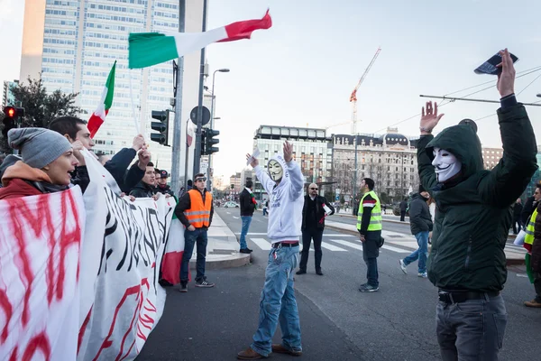 Demonstranten protesteren tegen de regering in Milaan, Italië — Stockfoto