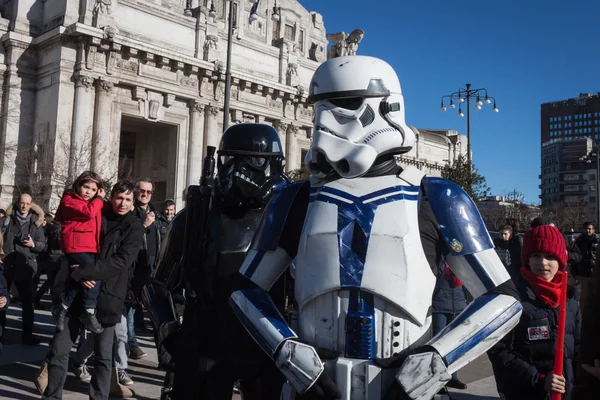 Lidé 501st legie se účastní průvodu star wars v Miláně, Itálie — Stock fotografie