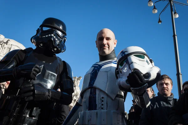Des membres de la 501e Légion participent au défilé Star Wars à Milan, en Italie — Photo