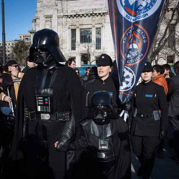 Pessoas da 501st Legion participam do Star Wars Parade em Milão, Itália — Fotografia de Stock
