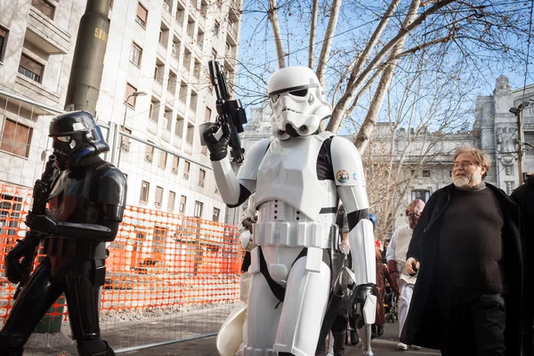 Lidé 501st legie se účastní průvodu star wars v Miláně, Itálie — Stock fotografie