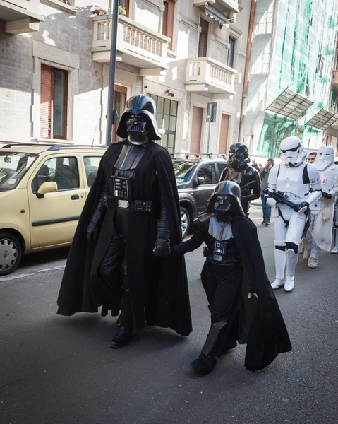 Des membres de la 501e Légion participent au défilé Star Wars à Milan, en Italie — Photo