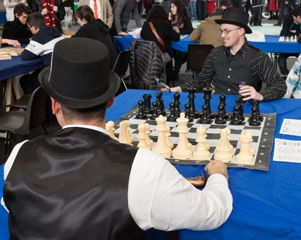 Two guys play chess at Festival del Fumetto convention in Milan, Italy — Stock Photo, Image