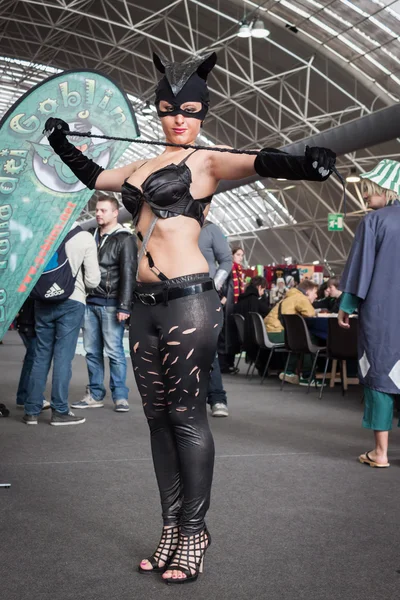 Cosplayer Catwoman posando no Festival del Fumetto convenção em Milão, Itália — Fotografia de Stock