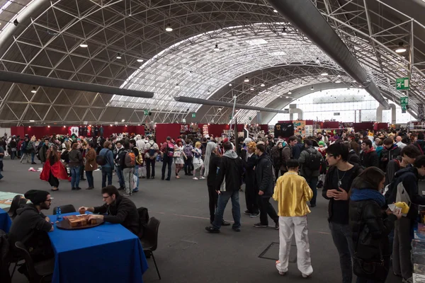 Personnes visitant Festival del Fumetto convention à Milan, Italie — Photo