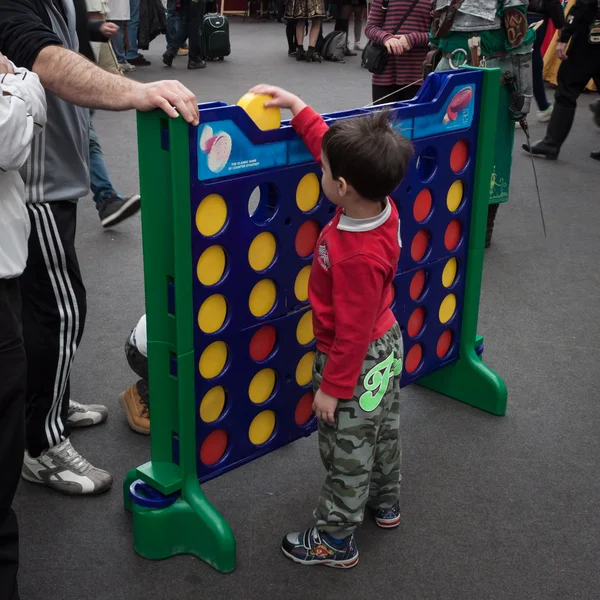 Unge gutter spiller på Festivalen del Fumetto i Milano, Italia – stockfoto