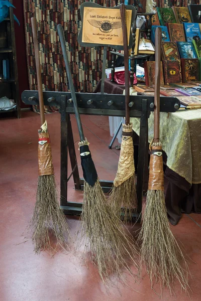 Escobas voladoras en exhibición en el Festival del Fumetto en Milán, Italia —  Fotos de Stock