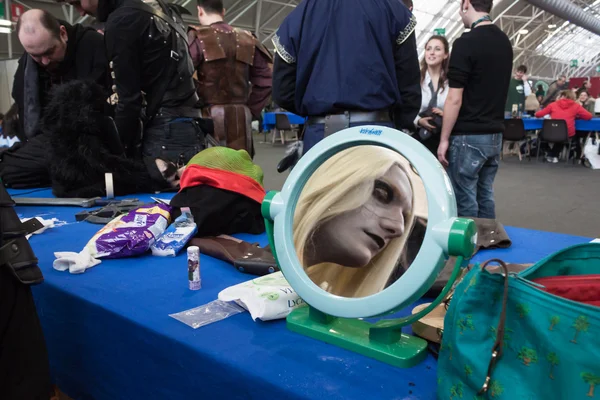 Cosplayer posando no Festival del Fumetto convenção em Milão, Itália — Fotografia de Stock