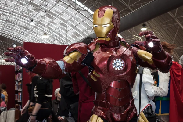 Homem de ferro cosplayer posando no Festival del Fumetto convenção em Milão, Itália — Fotografia de Stock