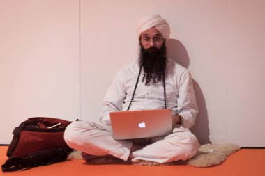 3d realistické čtvercové izolované tlačítko Step zelená