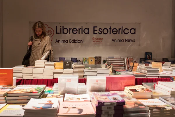 Knihy na prodej olis festivalu v Miláně, Itálie — Stock fotografie