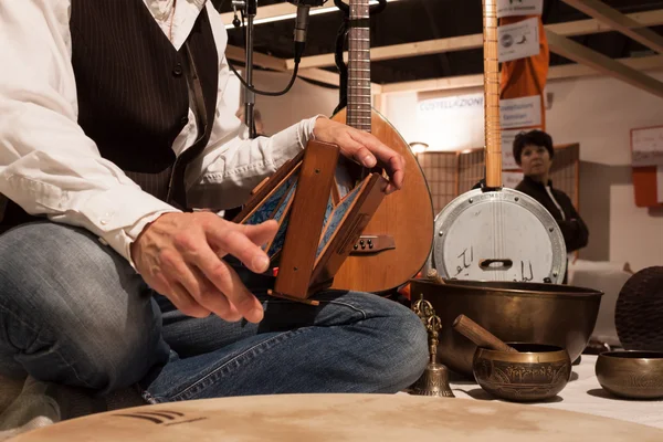 Detalhe de um músico tocando instrumento no Olis Festival em Milão, Itália — Fotografia de Stock