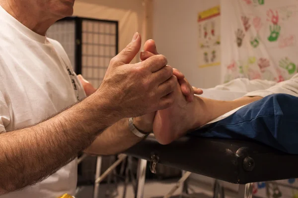 Detail of a professional masseur at Olis Festival in Milan, Italy — Stock Photo, Image