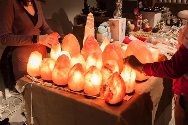 Detalle de lámparas de piedra a la venta en el Olis Festival de Milán, Italia —  Fotos de Stock