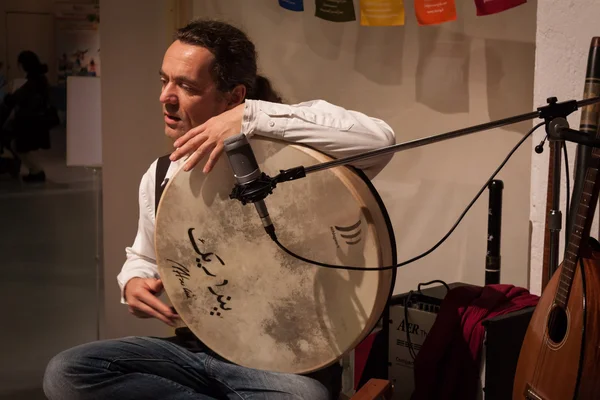 Musicista che suona lo strumento pecussion all'Olis Festival di Milano — Foto Stock